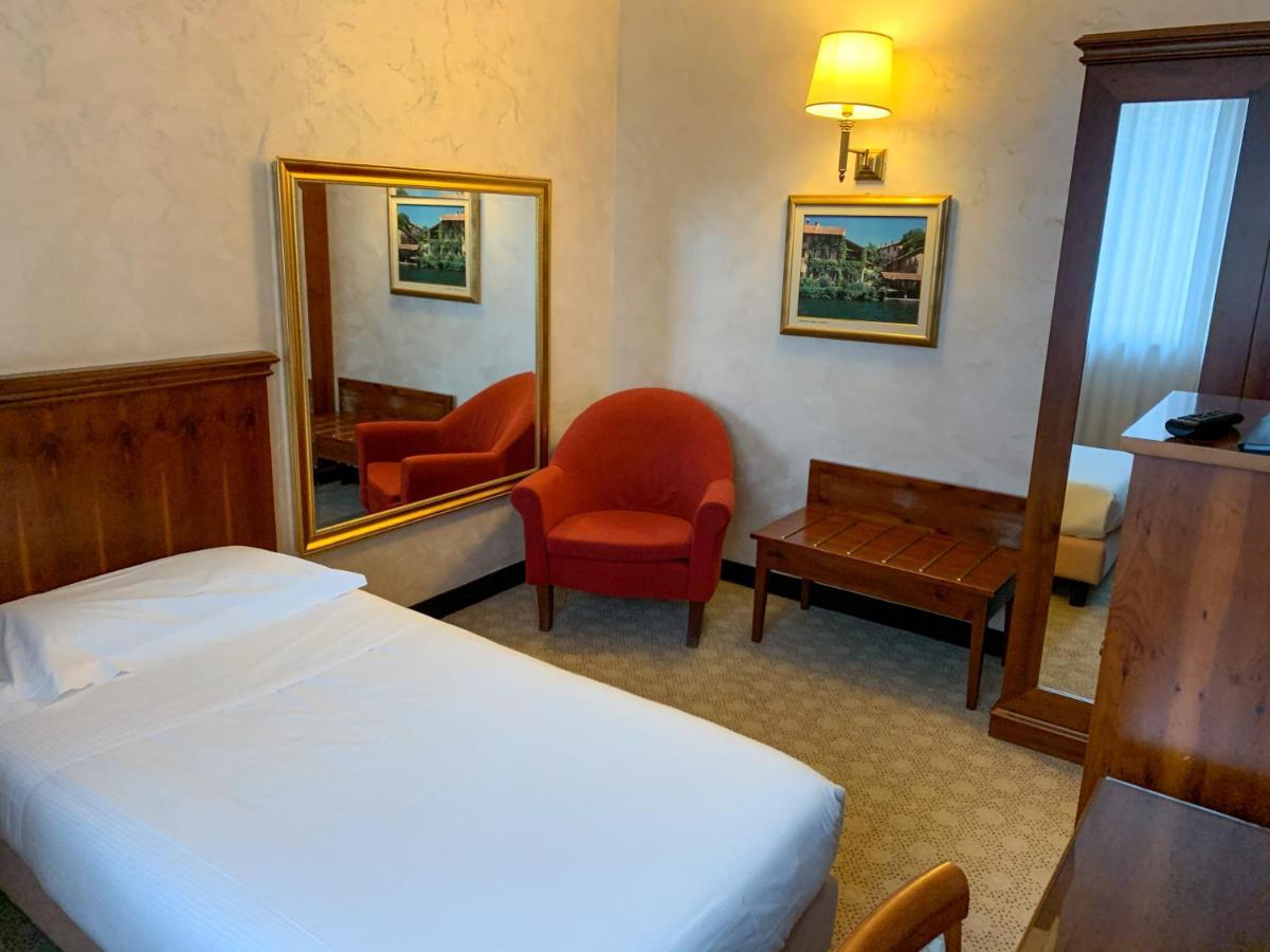 Scia' On Martin Hotel Buscate Exterior foto