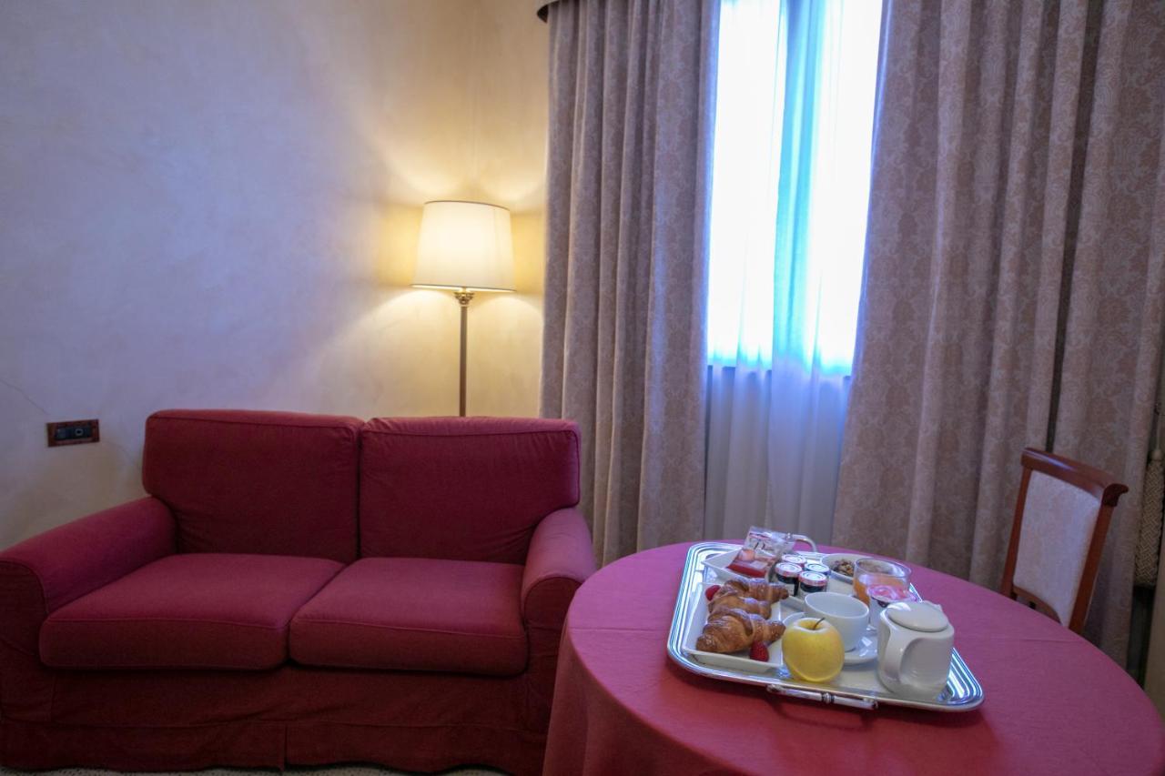 Scia' On Martin Hotel Buscate Exterior foto