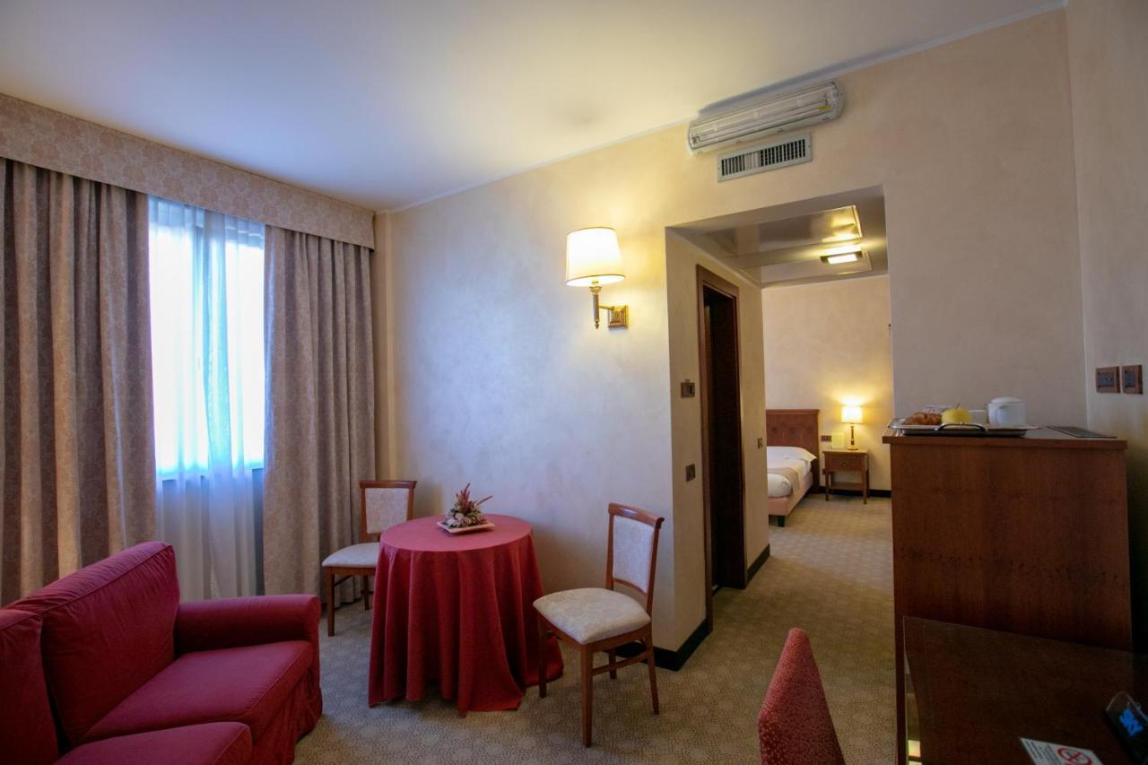 Scia' On Martin Hotel Buscate Exterior foto